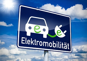Fotolia Elektromobilität Schild Blau